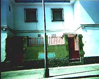 Una de las portadas construidas con materiales que se desacen en las manos, y que han dejado sin pintar, seguramente convencidos de que lo har�an los vecinos desesperados por los casi 2 a�os de espera.